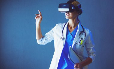 Sanal gerçeklik gözlüğü takan kadın doktor beyaz arka planda izole edilmiş..