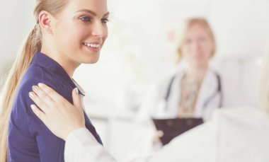 Doktor ve hasta masada otururken bir şey tartışıyorlar. İlaç ve sağlık hizmetleri kavramı