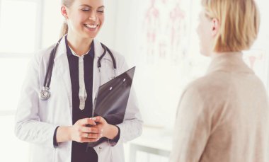 Doktor ve hasta masada otururken bir şey tartışıyorlar. İlaç ve sağlık hizmetleri kavramı