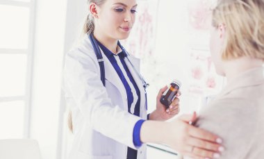 Doktor ve hasta masada otururken bir şey tartışıyorlar. İlaç ve sağlık hizmetleri kavramı