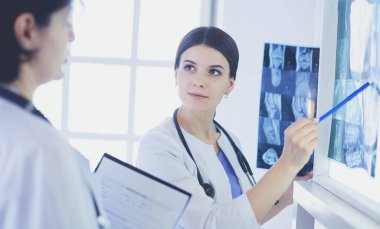 İki kadın doktor bir hastanede x-ışınları bakıyor