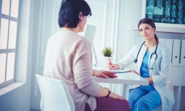 Hastanede tıbbi danışmanlık. Doktor bir hastanın sorunlarını dinliyor.