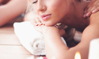 İki güzel kadın masaj yaptırıyor.