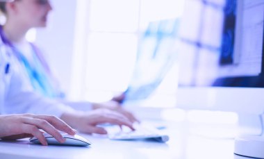 Kadın doktorlar hastanede röntgen görüntülerini inceliyor ve tartışıyorlar..