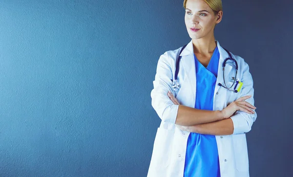 Portrait de jeune femme médecin avec manteau blanc debout à l'hôpital. — Photo