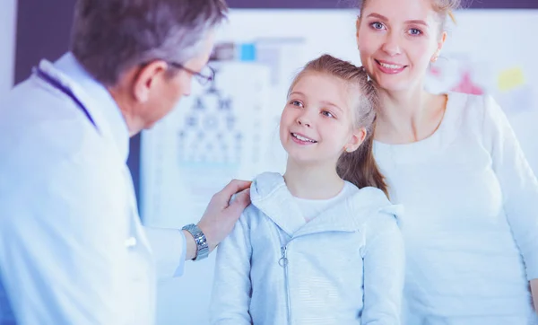 Menina com sua mãe em um médico em consulta — Fotografia de Stock