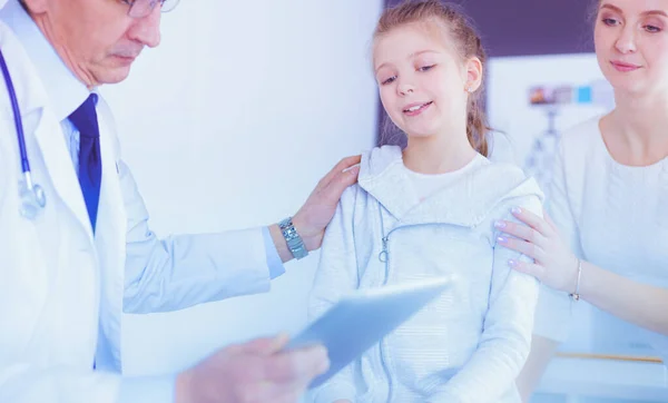 Klein meisje met haar moeder op consult bij een dokter — Stockfoto