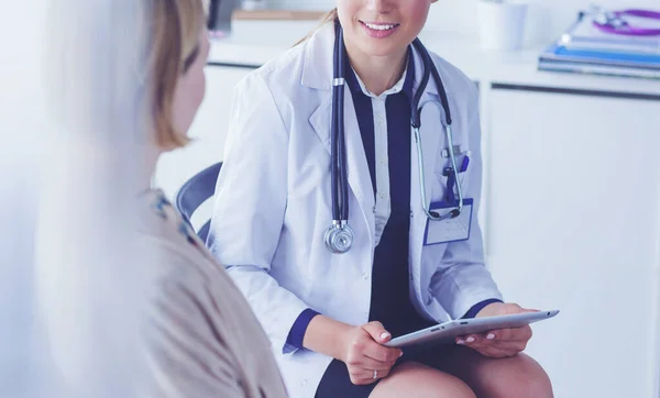 Doctor y paciente discutiendo algo mientras están sentados en la mesa. Concepto de medicina y salud — Foto de Stock