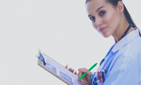 Médecin féminin avec presse-papiers. Femme médecin — Photo