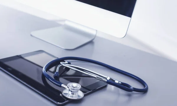 Equipo médico: estetoscopio azul y tableta sobre fondo blanco. Equipos médicos —  Fotos de Stock