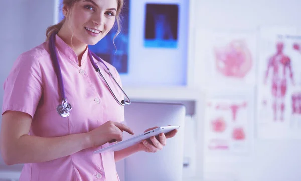Bella operaia sanitaria femminile utilizzando tablet computer in ospedale — Foto Stock