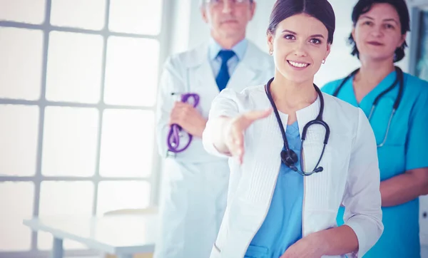 Ärztin reicht Handschlag im Krankenhaus — Stockfoto