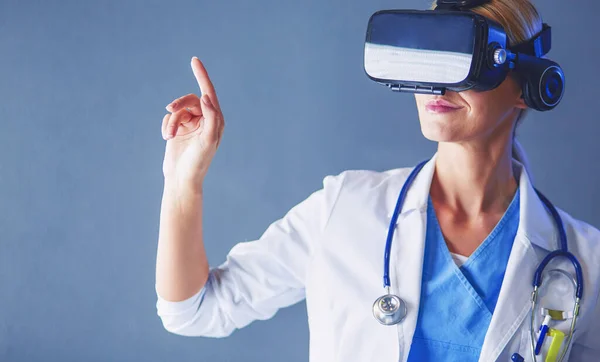 Médecin féminin portant des lunettes de réalité virtuelle isolées sur fond blanc. — Photo