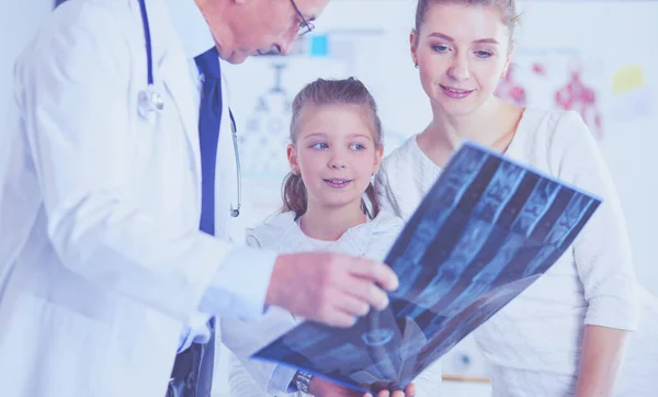 Klein meisje met haar moeder op consult bij een dokter — Stockfoto