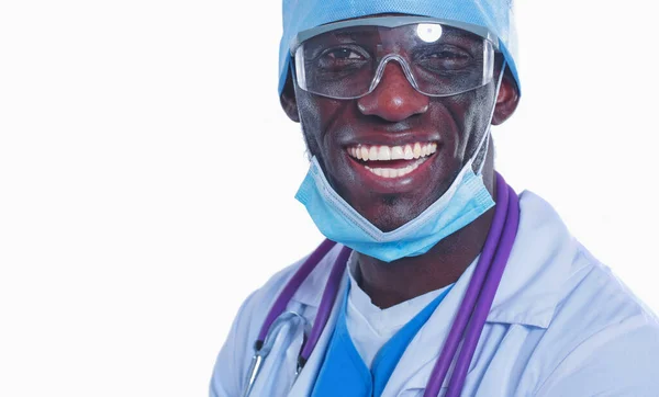 Portret van een dokter met een masker en uniform. geïsoleerd op witte achtergrond. Dokter.. — Stockfoto