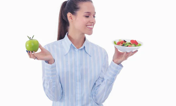 Retrato de una hermosa doctora sosteniendo un plato con verduras frescas y manzana verde. Mujer doctora — Foto de Stock