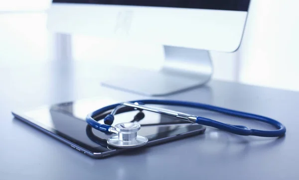 Lékařské vybavení: modrý stetoskop a tableta na bílém pozadí. Zdravotnické vybavení — Stock fotografie