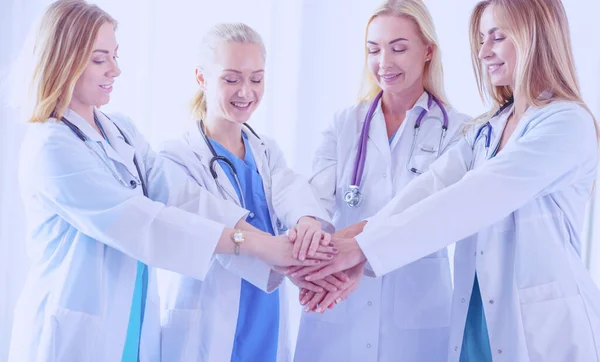 Γιατροί και νοσοκόμες σε ιατρική ομάδα στοιβάζουν χέρια. — Φωτογραφία Αρχείου