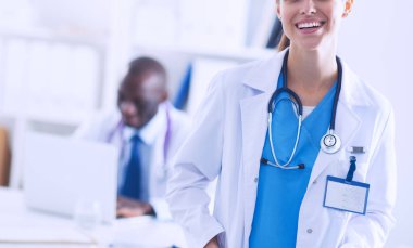 İçerde üniforması olan gülümseyen bir kadın doktor.