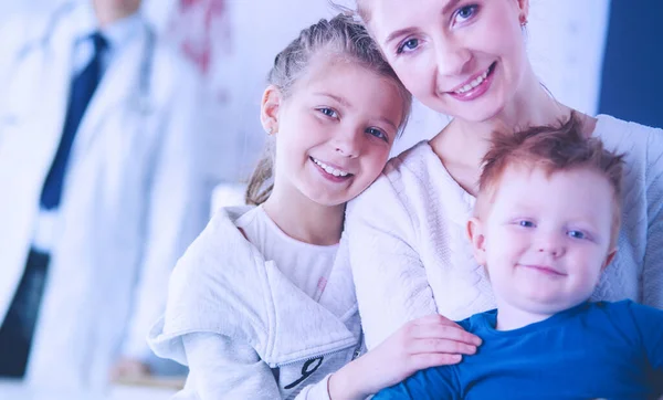 Filhinhos com sua mãe em um médico em consulta — Fotografia de Stock