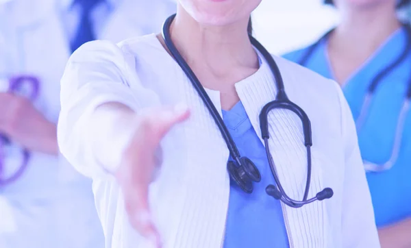 Doctora que ofrece un apretón de manos en el hospital — Foto de Stock