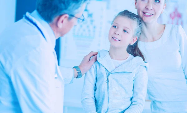 Niña con su madre en un médico en consulta —  Fotos de Stock