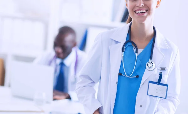 Una dottoressa sorridente con una cartella in uniforme all'interno — Foto Stock