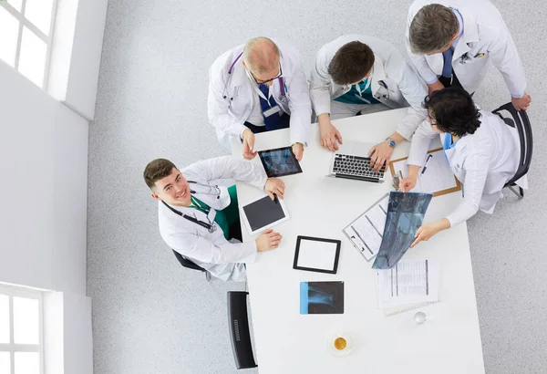 Equipo médico sentado y discutiendo en la mesa, vista superior —  Fotos de Stock