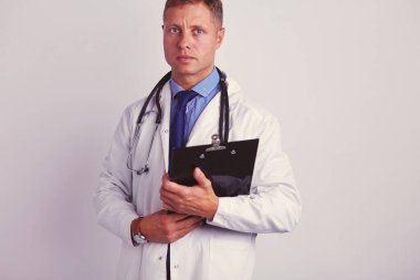 Dosyası olan erkek doktor, beyaz arka planda izole edilmiş.