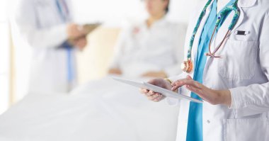 Doktor ya da hemşire hastanede hastayla konuşuyor.