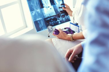 Ofiste bir x-ray görüntü bakarak tıp doktoru