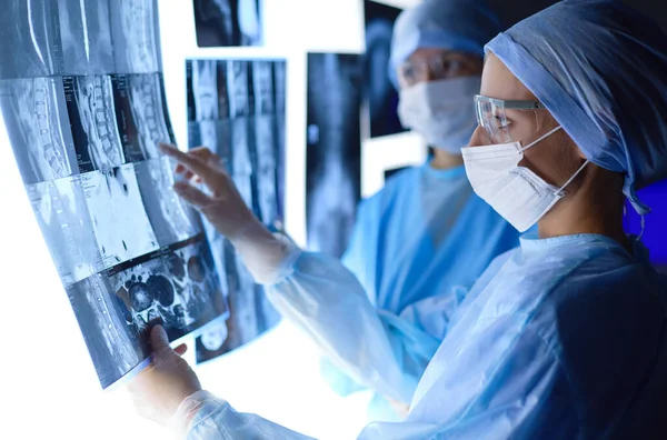 Médecins analysant une radiographie dans un meting — Photo