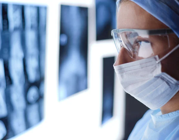 Artsen analyseren een röntgenfoto in een vergadering — Stockfoto
