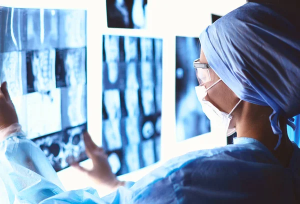 Két női orvosnő röntgent néz egy kórházban. — Stock Fotó