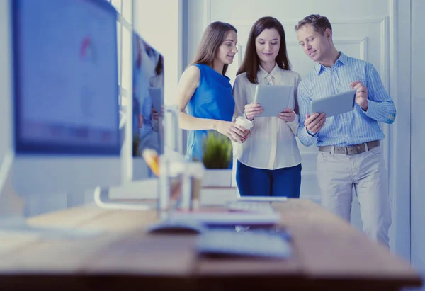 Office workplace with laptop and smart phone on wood table — Stock Photo, Image