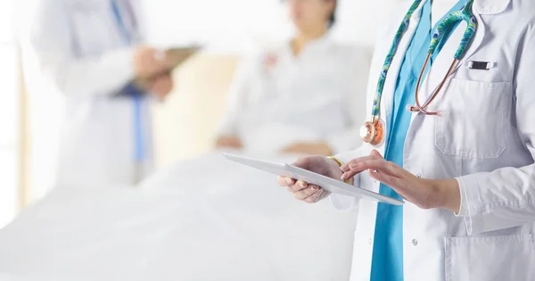A kórházban a beteggel beszélő orvos vagy nővér — Stock Fotó