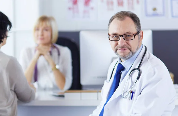 Porträt eines Oberarztes im Büro am Schreibtisch — Stockfoto