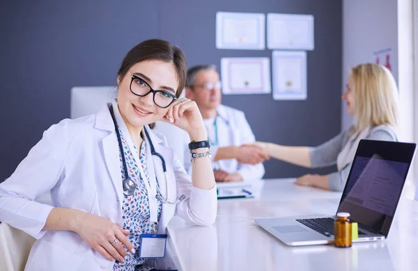 Doctor y paciente discutiendo algo mientras están sentados en la mesa. Concepto de medicina y salud — Foto de Stock