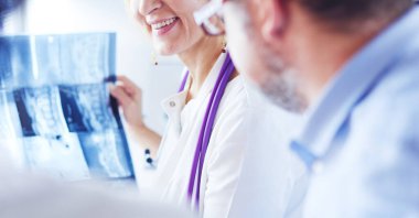 Bir grup doktor ve hemşire röntgene bakıyor.