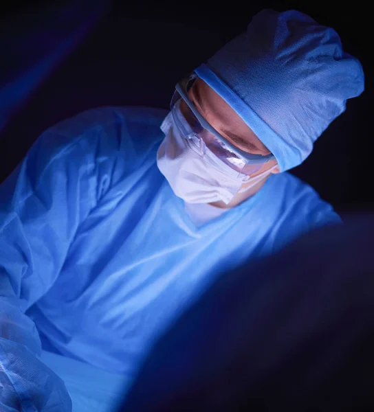 Lékaři tým v chirurgii v tmavém pozadí. — Stock fotografie
