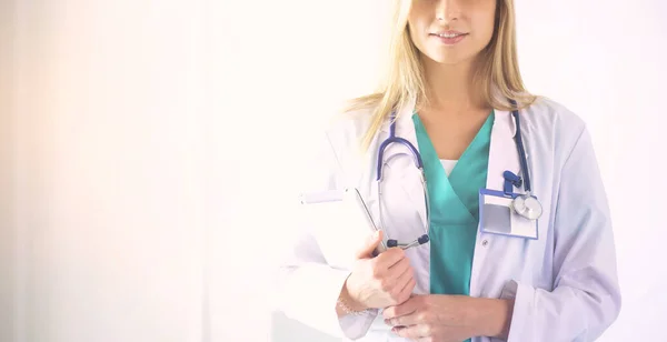 Porträtt av självsäkra kvinnliga läkare som står med armarna korsade på läkarmottagningen — Stockfoto