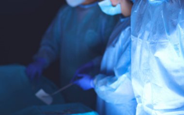 Ekip cerrahı ameliyathanede..