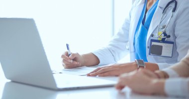 Doktor ve hasta çift masada oturmuş bir şey tartışıyorlar..