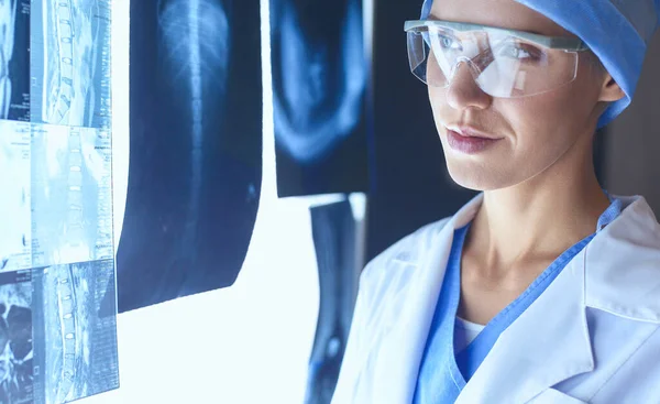 A vonzó doktornő képe, aki a röntgen eredményeket nézi. — Stock Fotó