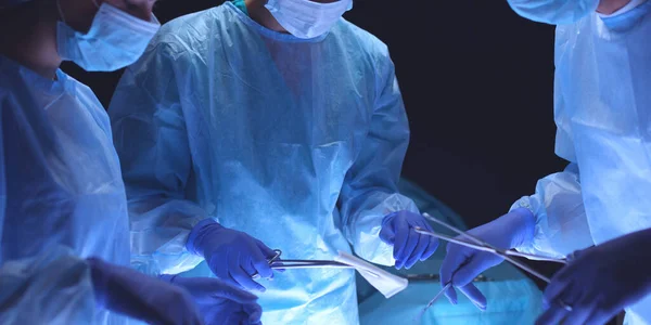 Team surgeon at work in operating room — Stock Photo, Image