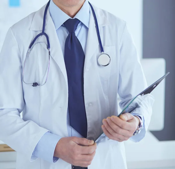 Man dokter schrijft notities op het klembord in het ziekenhuis — Stockfoto