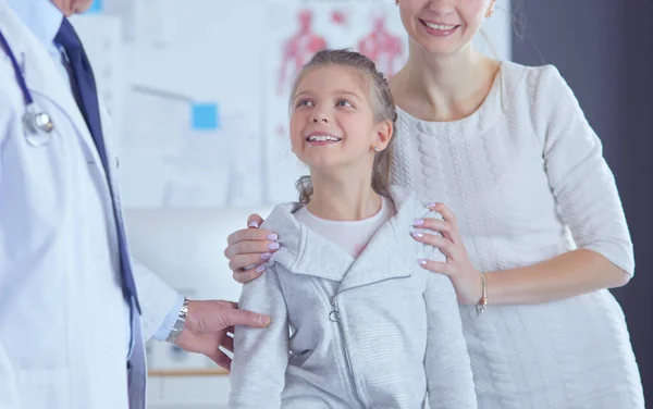 Klein meisje met haar moeder op consult bij een dokter — Stockfoto