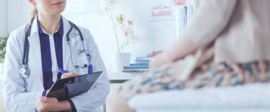 Doktor ve hasta masada otururken bir şey tartışıyorlar. İlaç ve sağlık hizmetleri kavramı