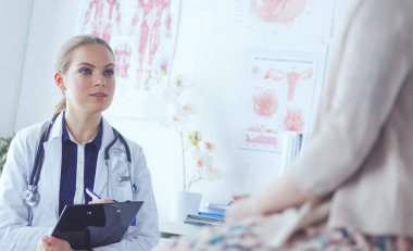 Doktor ve hasta masada otururken bir şey tartışıyorlar. İlaç ve sağlık hizmetleri kavramı