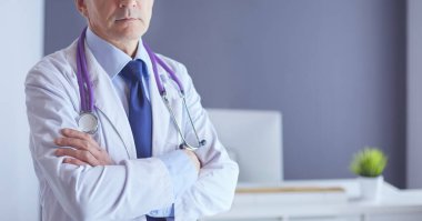 Parlak ofisinde gülümseyen bir doktorun portresi.